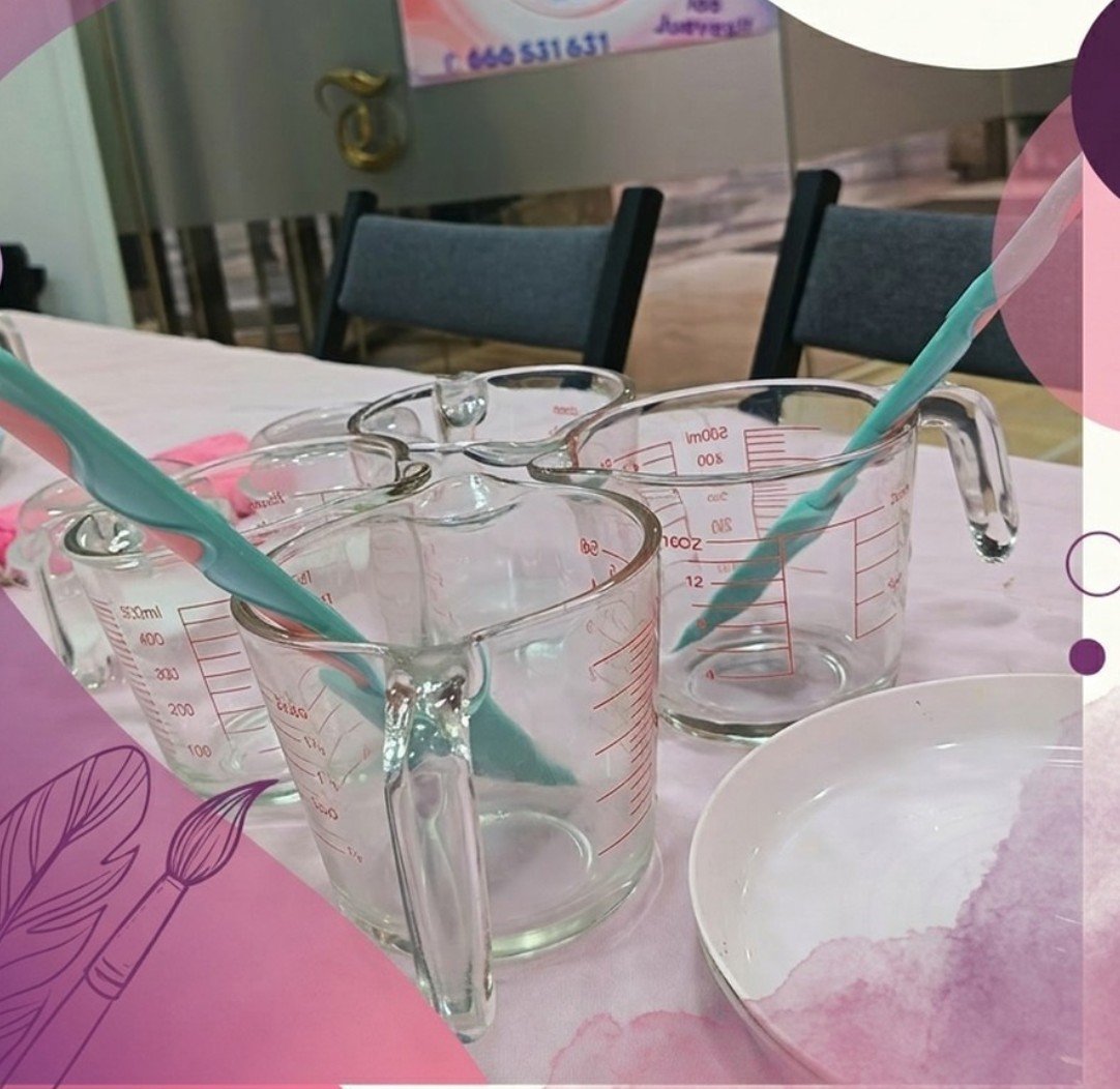 Mesa de taller con jabones y el póster del método A.M.A.S